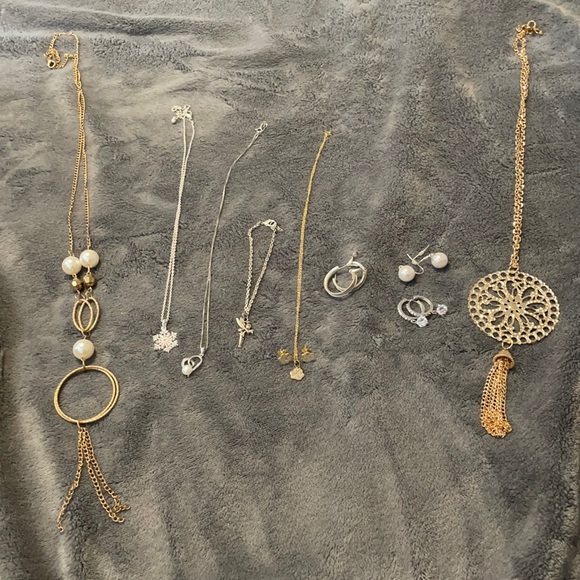 Necklaces and earrings - Picture 1 of 4